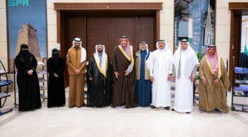 الأمير حسام بن سعود يطّلع على معرض إصدارات نادي الباحة الأدبي