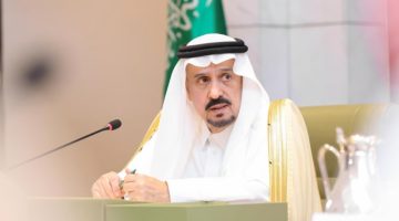 أمير الرياض يعزي في وفاة سعود الهزاني