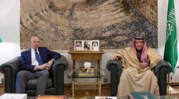 الخريجي يناقش مع السفير الأمريكي المستجدات الإقليمية والدولية