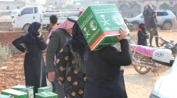 “سلمان للإغاثة” يوزع (1000) سلة غذائية و1000 حقيبة صحية في جنديرس