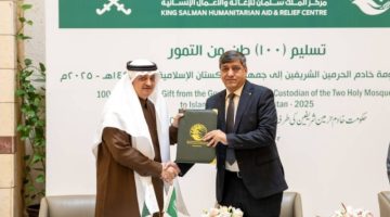 “سلمان للإغاثة” تُسلّم 100 طنِّ من التمور هدية المملكة لجمهورية باكستان