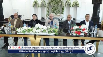 محافظ بني سويف يكرم موظفَيْن بالديوان العام لبلوغهما سن المعاش
