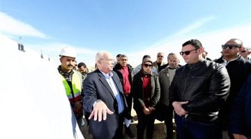 وزير الإسكان يتفقد المشروع السكني وأعمال الطرق والمرافق ومحطة معالجة الصرف الصحي بالمرحلة العاجلة بمدينة السويس الجديدة
