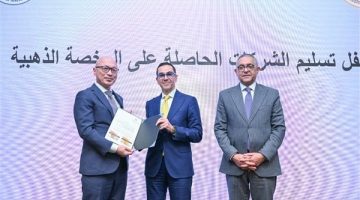 وزير الاستثمار والتجارة الخارجية يسلم ٩ رخص ذهبية جديدة لعدد من المشروعات الاستثمارية الاستراتيجية.