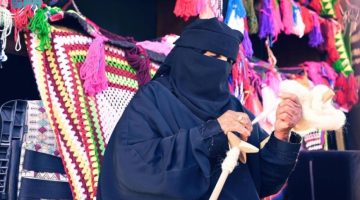 عيدة الـ «ثمانينية».. حكاية وحياكة