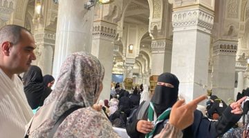 فتيات الكشافة السعودية… روح وثّابة في خدمة المعتمرين في رمضان