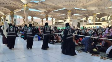 الكشافة في المسجد النبوي.. أيادٍ بيضاء في خدمة الزوار