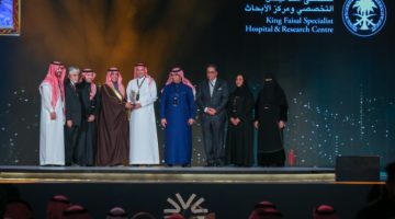 وزير الإعلام يكرّم الفريق المنفذ لأول عملية زراعة قلب باستخدام الروبوت في العالم