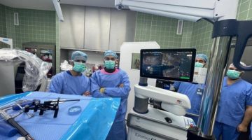 نجاح عملية تثبيت كسور العمود الفقري والحوض بتقنية الروبوت في مستشفى الملك فهد الجامعي بالخبر