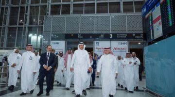 وزير النقل يتفقّد سير أعمال الخطط التشغيلية في مطار المدينة المنورة