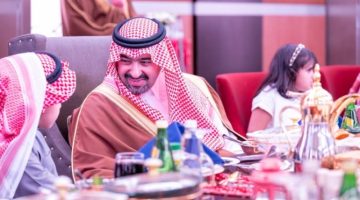 نائب أمير تبوك يشارك الأيتام إفطارهم