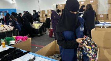 “كسوة السيدة عائشة” بجدة تواصل استقبال وتوزيع الملابس على الأسر المتعففة