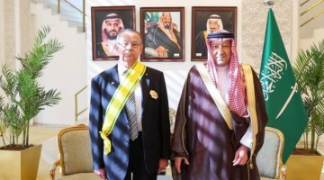 الخريجي يقلّد السفيرين الفلسطيني والمصري وشاح الملك عبدالعزيز من الطبقة الثانية