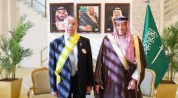 وشاح الملك عبدالعزيز للسفيرين الفلسطيني والمصري