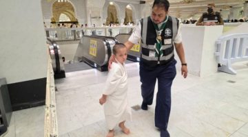 “الكشافة في الحرم المكي” أيادٍ أمينة تحتضن الأطفال التائهين بحنان