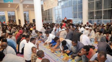 “الشؤون الإسلامية” تقيم موائد لتفطير الصائمين بجمهورية أثيوبيا لـ 9600 مستفيد