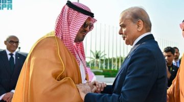 رئيس الوزراء الباكستاني يصل إلى جدة