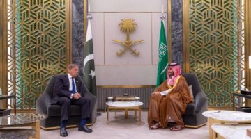 ولي العهد يجتمع مع رئيس الوزراء الباكستاني ويستعرضان العلاقات التاريخية وآفاق التعاون الثنائي