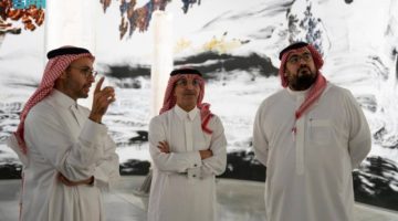 وزيرا المالية والاقتصاد والتخطيط يطلعان على التحف الأثرية والفنية المعاصرة في بينالي الفنون الإسلامية