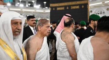 رئيس وزراء باكستان يؤدي مناسك العمرة