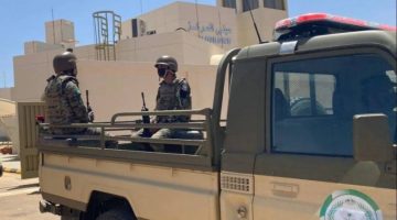 الأفواج الأمنية بجازان تقبض على مخالف لتهريبه (20) كيلوجرامًا من القات المخدر