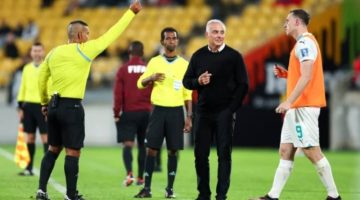 مهاجم نيوزيلندا يحصل على أغرب بطاقة صفراء