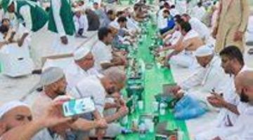 الأطول في العالم.. 1.5 مليون مُصلٍّ على مائدة إفطار الحرم
