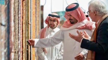 أمير المدينة يزور «بينالي الفنون الإسلامية»