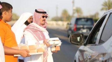 المُحافظ يشارك في توزيع وجبات إفطار صائم