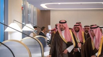 سلمان بن سلطان يُدشِّن صالة «التنفيذي» بمطار المدينة