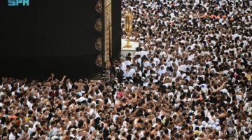 المصلين يؤدون صلاتي العشاء والتراويح في المسجد الحرام في ليلة 27 من رمضان