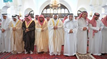 نائب أمير منطقة الرياض يؤدي صلاة الميت على الدكتور مطلب النفيسة