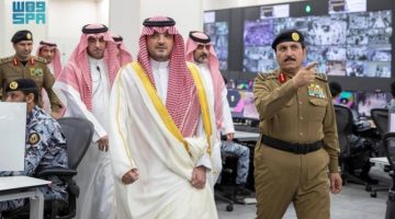 وزير الداخلية يقف على سير العمل في مركز عمليات أمن المسجد الحرام
