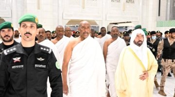 رئيس مجلس السيادة السوداني يؤدي مناسك العمرة