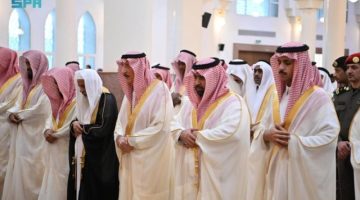 أمير منطقة جازان ونائبه يؤديان صلاة عيد الفطر
