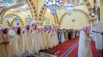 أمير منطقة الحدود الشمالية يؤدي صلاة العيد
