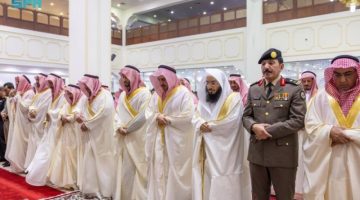 أمير منطقة الجوف يؤدي صلاة عيد الفطر بجامع خادم الحرمين الشريفين بسكاكا