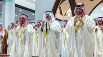 أمير المنطقة الشرقية ونائبه يؤديان صلاة عيد الفطر مع جموع المصلين بالدمام