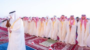 محافظ الأحساء يؤدي صلاة عيد الفطر المبارك
