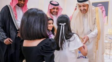 أمير الباحة يشارك أيتام المنطقة فرحة العيد