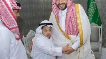 الأمير فيصل بن خالد بن سلطان يُعايد نزلاء مركز التأهيل الشامل بالحدود الشمالية
