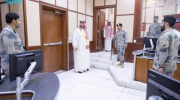 أمير الحدود الشمالية يعايد ضباط وأفراد حرس الحدود بالمنطقة
