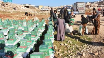 ” الملك سلمان للإغاثة ” توزع 1.008 سلال غذائية و1.008 حقائب صحية بإدلب