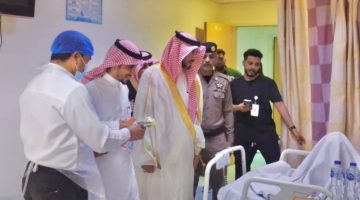 وكيل محافظة أضم يعايد المرضى المنومين بالمستشفى ويشاركهم فرحة العيد