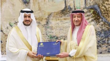 الخريجي يتسلّم شارة “منتدى الاستثمار الرياضي SIF”