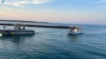 إنقاذ (3) مواطنين تعطلت واسطتهم البحرية في ينبع