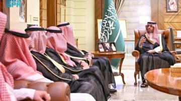 مُحافظ جدَّة يطَّلع على خدمات المسافرين بالمطار
