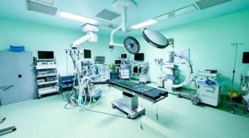 تدخل جراحي عاجل يُنقذ بصر طفل أصيب بألعاب نارية في عنيزة